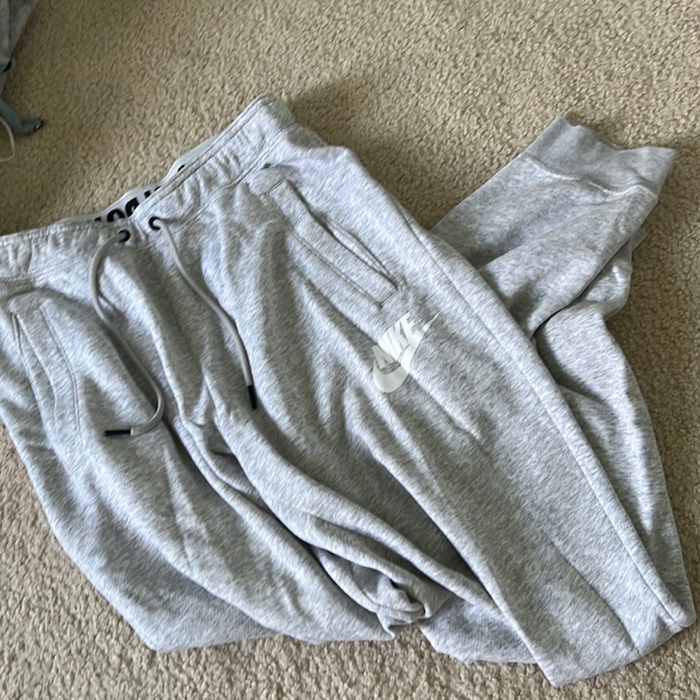 GREY NIKE SWEATPANTS! great condition